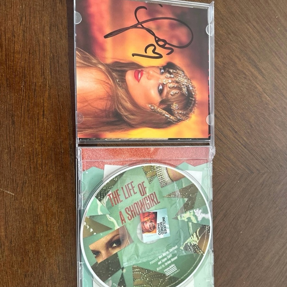 Taylor Swift, the life of a showgirl signed CD
